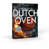 Cover eines Buches mit großer Titelaufschrift DUTCH OVEN und dem Zusatz DAS GROSSE BUCH VOM; Foto eines Topfes mit sichtbarem Essen, Glut und Flammen; runder weißer Aufkleber mit Text; Buch auf weißem Hintergrund