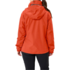 Personne vue de dos portant une veste à capuche orange et un pantalon noir