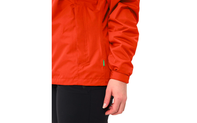 Gros plan d'un bras vêtu d'une veste rouge avec une main qui pend librement