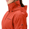 Femme portant une veste rouge à col montant, vue de côté rapprochée