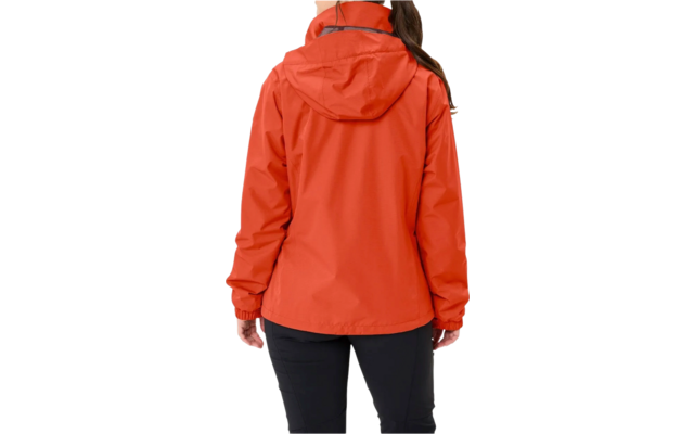 Personne vue de dos portant une veste à capuche orange et un pantalon noir