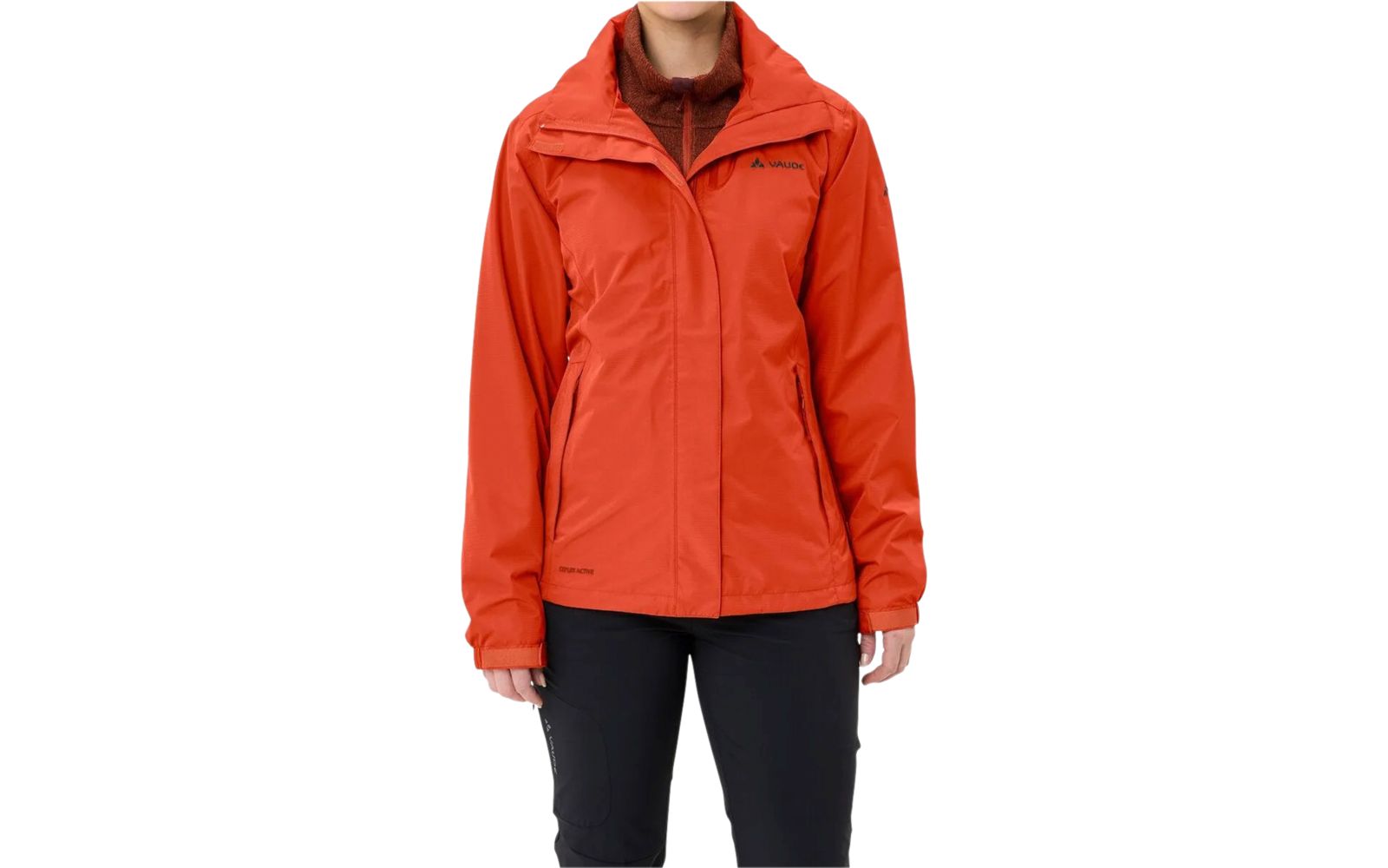 Personne portant une veste rouge et un pantalon noir, buste visible, fond blanc