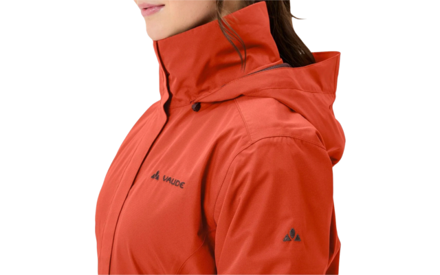 Femme portant une veste rouge à col montant, vue de côté rapprochée