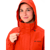 Femme en veste rouge avec capuche, tirant sur la veste