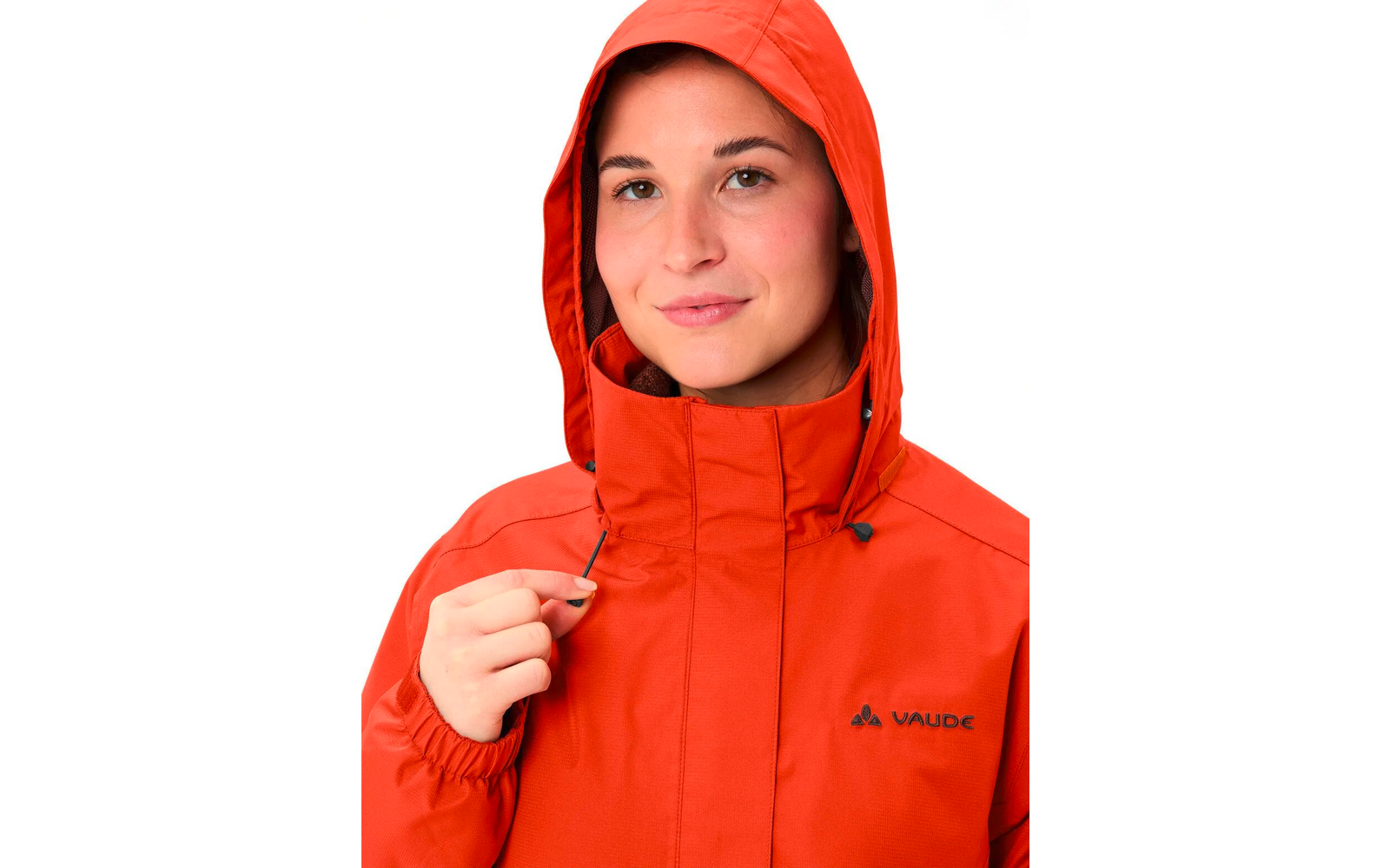 Femme en veste rouge avec capuche, tirant sur la veste