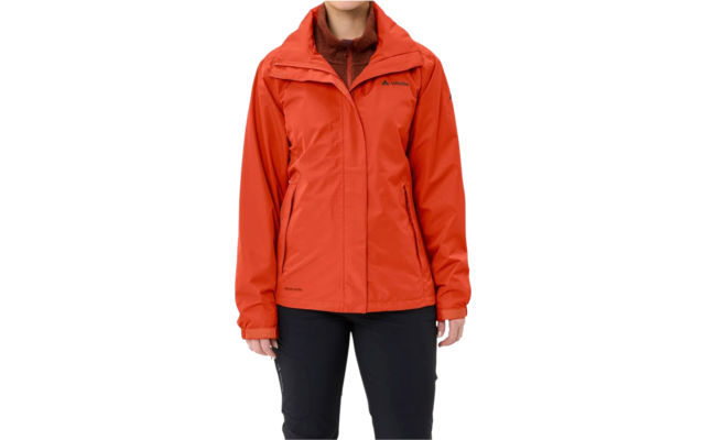 Personne portant une veste rouge et un pantalon noir, buste visible, fond blanc