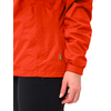 Gros plan d'un bras vêtu d'une veste rouge avec une main qui pend librement