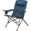 Blauer Campingstuhl mit Armlehnen und klappbarem Gestell
