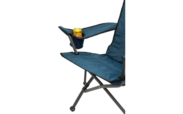 Blauer Klappstuhl mit Getränkehalter und orange-gelber Getränkedose