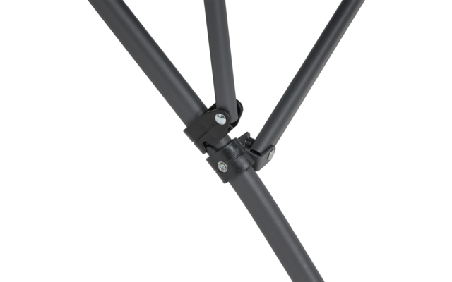 Dunkelgraue Metallrohre, verbunden durch schwarze Kunststoffklemmen mit sichtbaren silbernen Schrauben, auf weißem Hintergrund