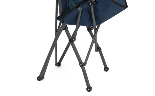 Unterer Bereich eines Stuhls: blauer Stoffsitz, kreuzende graue Metallbeine mit schwarzen Kunststoffverbindern und kleinen runden Füßen