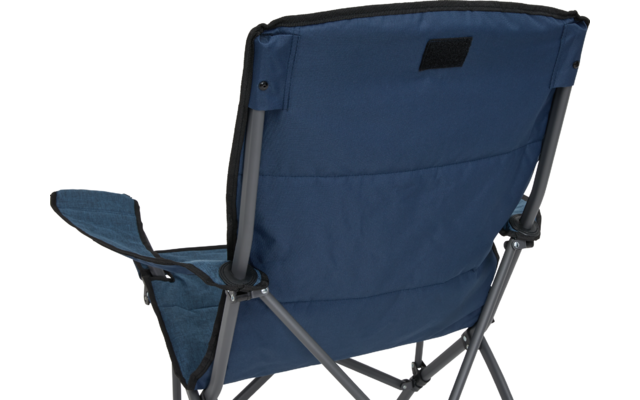 Rückansicht eines blauen, gepolsterten Klappcampingstuhls mit Metallgestell und Armlehne