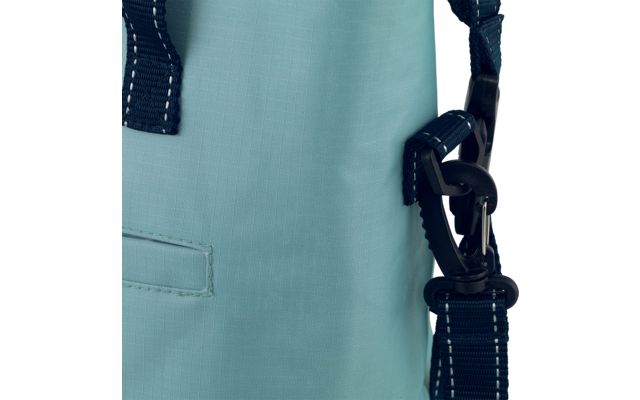 Nahaufnahme einer hellblauen Tasche mit dunkelblauem Schultergurt, weißen Stichen und schwarzem Kunststoffclip