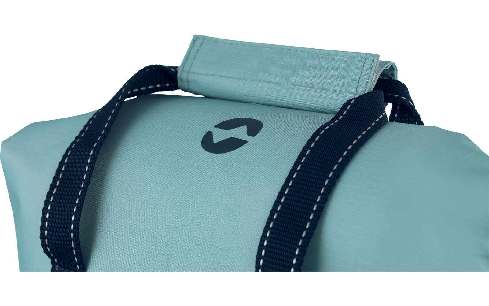 Hellblaues Stoffteil einer Tasche mit zwei dunkelblauen Trägern mit weißer Ziernaht und kleinem dunklem Logo