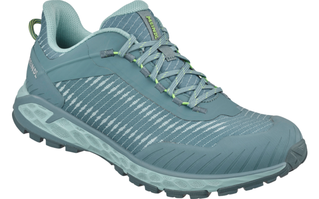 Türkisfarbener Sportschuh, seitliche Ansicht auf weißem Hintergrund