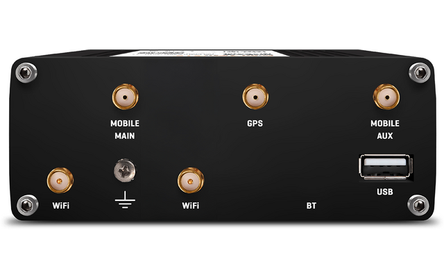 Schwarzes Frontpanel mit sechs goldfarbigen runden Anschlussbuchsen, einem silbernen Stift mit Erdungssymbol, einer USB‑A‑Buchse, Beschriftungen 'MOBILE MAIN', 'GPS', 'MOBILE AUX', 'WIFI', 'WIFI', 'BT' und zwei sichtbaren Schrauben