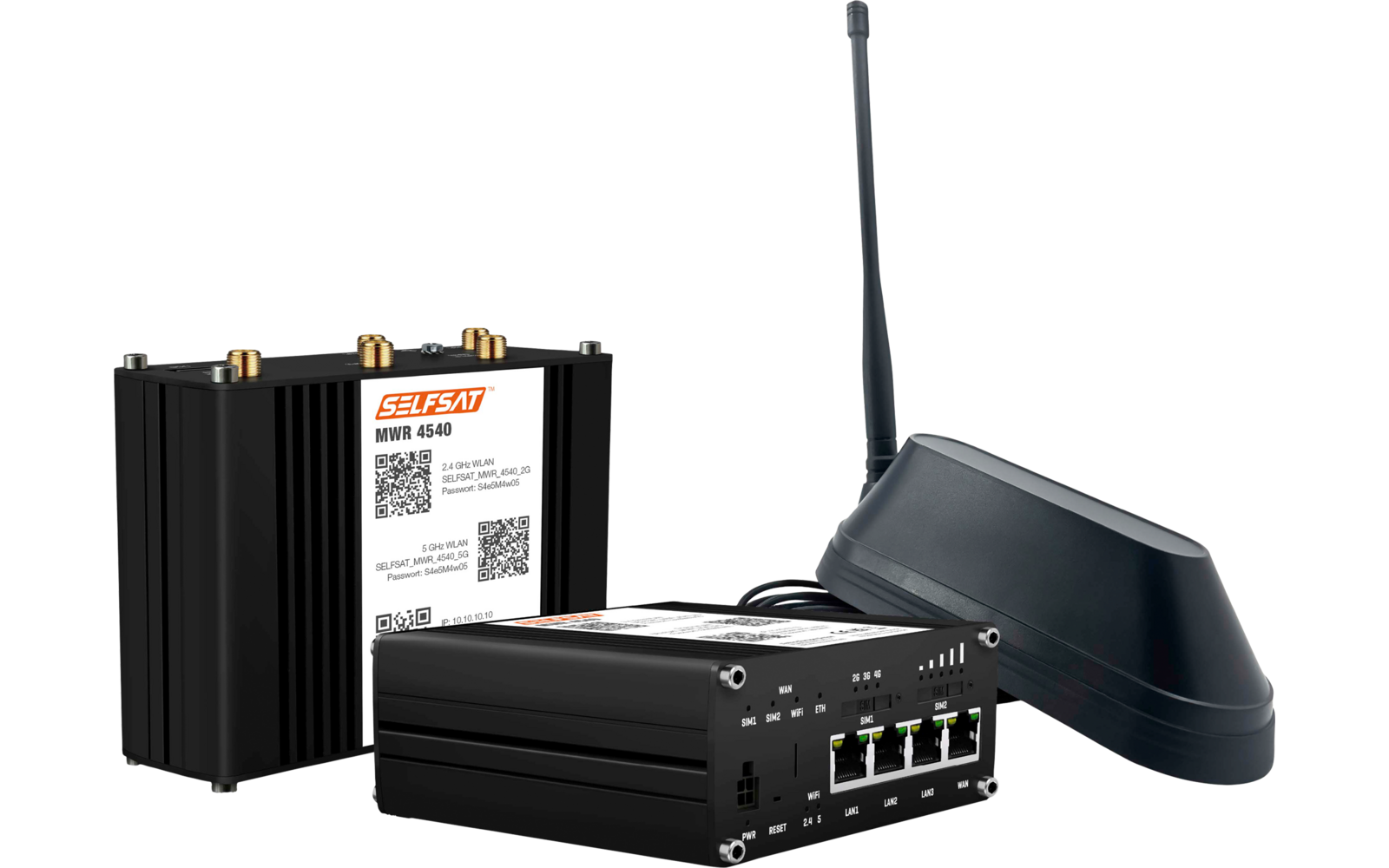 Drei schwarze Geräte: ein flaches Gehäuse mit vier Ethernet-Buchsen, ein kompaktes Modul mit mehreren goldfarbenen Steckern und weißem Etikett, eine Stabantenne und eine gewölbte Außenantenne