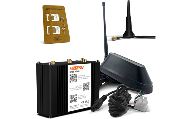 Schwarzes Metallgehäuse mit Etikett 'SELFSAT MWR 4540', zwei Antennen, schwarzer Kabelbaum mit Steckern, SIM-Karten-Adapterkarte auf braunem Karton