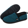 Deux chaussures sans lacets matelassées bleu-vert; l'une est couchée sur le côté et montre la semelle crantée noire; bordure noire, logo rond noir à l'avant, doublure intérieure à motif noir et blanc