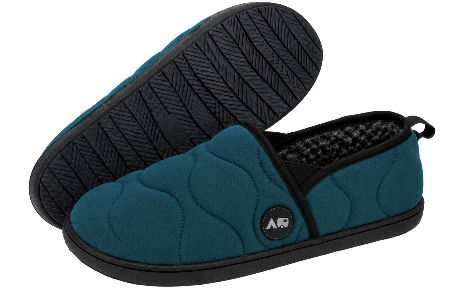 Deux chaussures sans lacets matelassées bleu-vert; l'une est couchée sur le côté et montre la semelle crantée noire; bordure noire, logo rond noir à l'avant, doublure intérieure à motif noir et blanc
