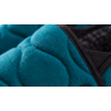 Gros plan d'un rembourrage matelassé turquoise avec bordure noire et tissu en maille noir