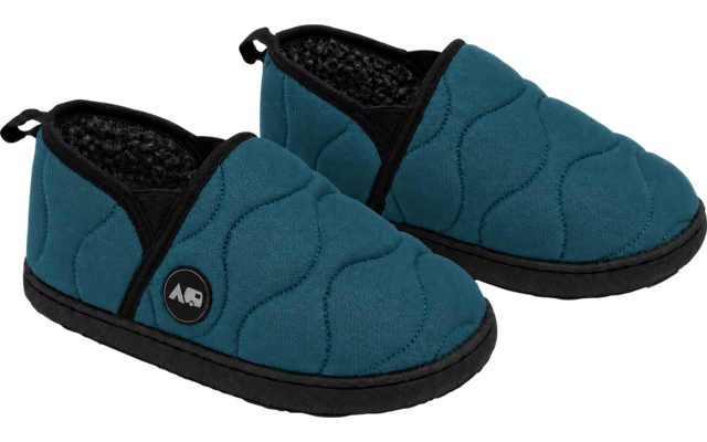Paire de chaussons matelassés bleu sarcelle avec semelles noires et doublure noire, logo rond sur l'extérieur