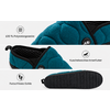 Mule matelassée turquoise montrée en trois vues (vue latérale, vue avant/du dessus et semelle), doublure intérieure noire, semelle noire, logos ronds et étiquettes de texte en allemand sur fond blanc