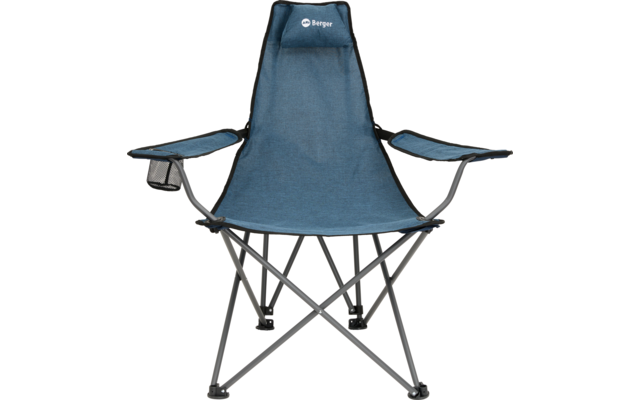 Blauer Klappstuhl mit Armlehnen und Getränkehalter vor weißem Hintergrund