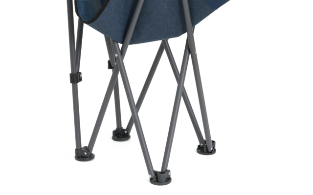 Nahaufnahme gekreuzter Metallbeine und Kunststofffüße eines blauen Klappstuhls vor weißem Hintergrund