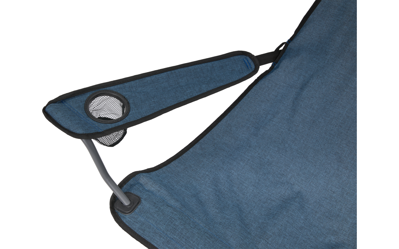 Blaue Stoffarmlehne eines Stuhls mit integriertem Netz-Becherhalter und grauem Metallgestell