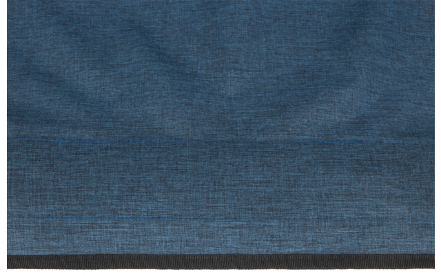 Nahaufnahme eines blauen Stoffs mit sichtbarer Webstruktur, dunklem horizontalen Streifen und schwarzem Rand unten