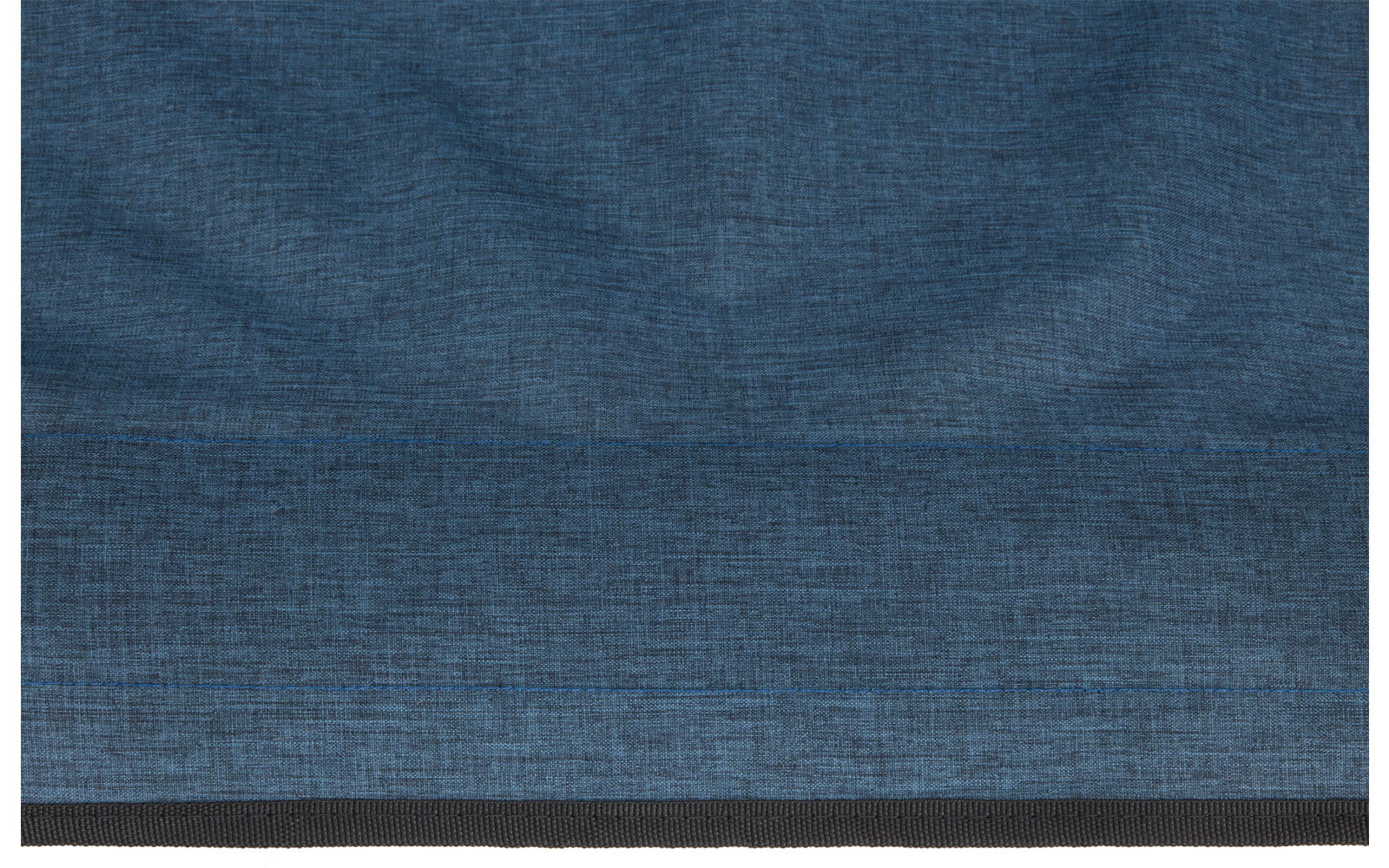 Nahaufnahme eines blauen Stoffs mit sichtbarer Webstruktur, dunklem horizontalen Streifen und schwarzem Rand unten