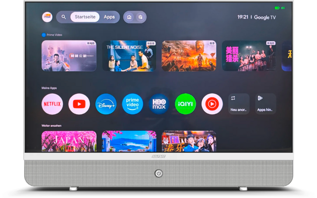 Televisore piatto con schermo acceso che mostra panoramica di app con icone (Netflix, YouTube, Disney+, Prime Video, HBO Max, iQIYI) e anteprime; griglia altoparlante argentata e pulsante di accensione