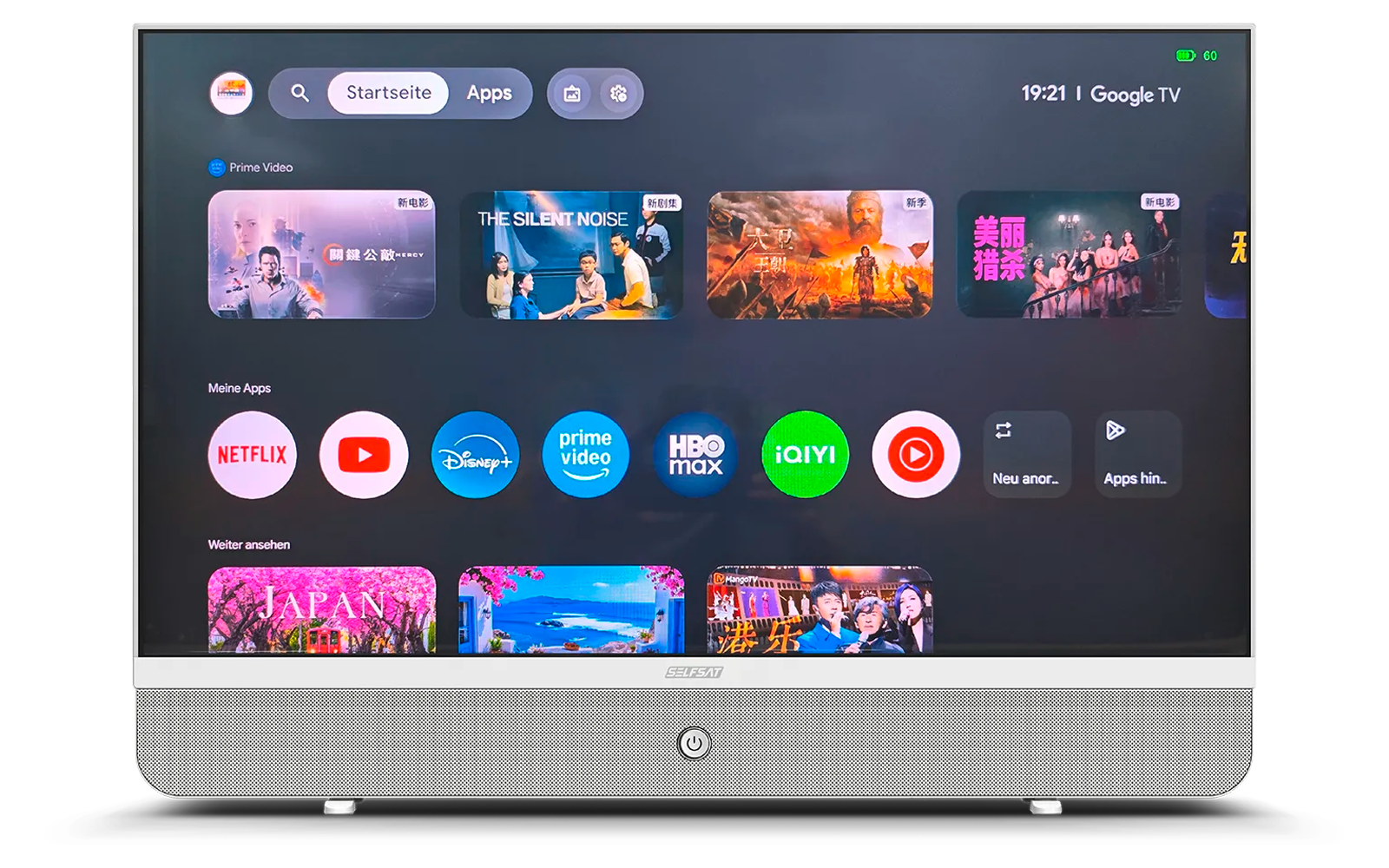 Televisore piatto con schermo acceso che mostra panoramica di app con icone (Netflix, YouTube, Disney+, Prime Video, HBO Max, iQIYI) e anteprime; griglia altoparlante argentata e pulsante di accensione