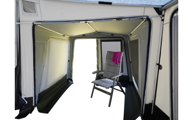 Innenraum eines hellgrauen Vorzelts mit Metallgestänge; rechts ein grauer Klappstuhl mit Polster, an der Rückenlehne hängt ein pinkes Handtuch, der vordere Durchgang ist offen