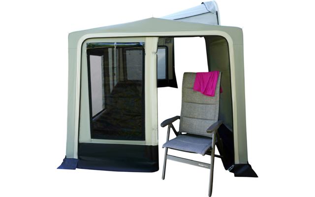 Zeltanbau mit Fenster, grauem Campingstuhl und pinkem Tuch über der Rückenlehne