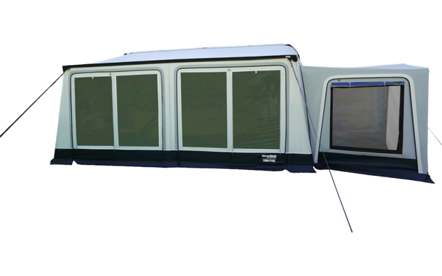 Großes grau-grünes Vorzelt mit drei rechteckigen Fenstern, seitlichem Anbau mit Fenster, Abspannleinen und Bodenblende