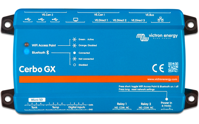 Blaues rechteckiges Gehäuse mit Aufschrift 'Cerbo GX' und 'Victron energy', orangefarbener Streifen, Beschriftungen und LED-Anzeigen, Micro-SD-Steckplatz, QR-Code, Montageösen links und rechts