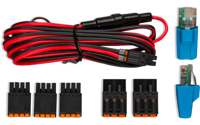 Aufgerolltes rot-schwarzes Kabel mit schwarzem zylinderförmigem Bauteil und Steckverbinder; zwei blaue modulare Steckkontakte mit transparenten Enden; sechs schwarze Kunststoff-Steckgehäuse mit orangenen Verriegelungen