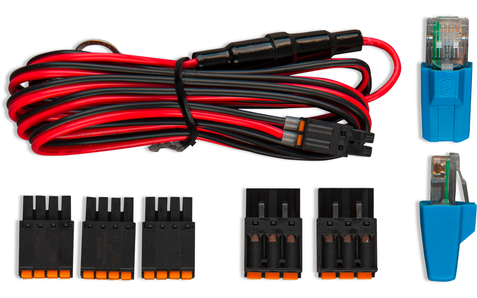 Aufgerolltes rot-schwarzes Kabel mit schwarzem zylinderförmigem Bauteil und Steckverbinder; zwei blaue modulare Steckkontakte mit transparenten Enden; sechs schwarze Kunststoff-Steckgehäuse mit orangenen Verriegelungen