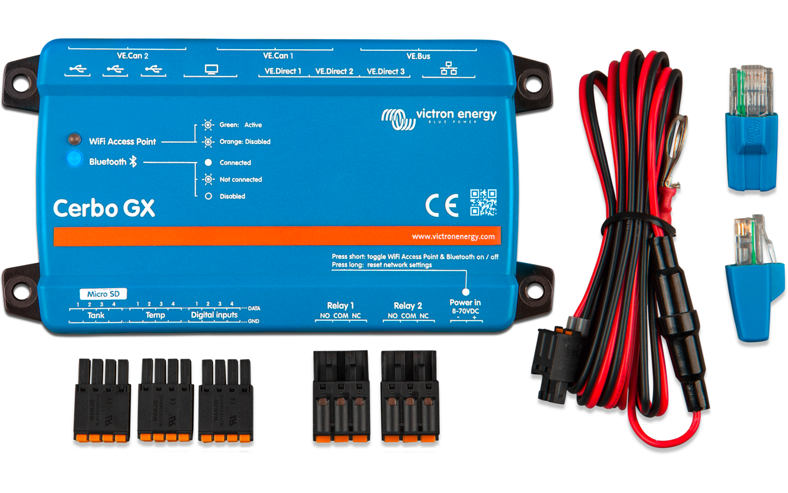 Blaues rechteckiges Elektronikgerät mit der Aufschrift 'Cerbo GX', mehreren Anschlussleisten und daneben rote und schwarze Kabel sowie zwei kleine blaue Steckverbinder