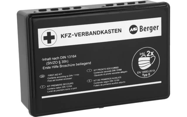 Schwarze, rechteckige Kunststoffbox mit weißem Etikett, schwarzem Kreuz und der Aufschrift 'KFZ-VERBANDKASTEN Berger', darunter kleingedruckter Text und Piktogramme