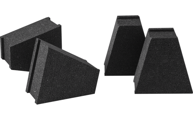 Vier schwarze, keilförmige Schaumstoffstücke mit sichtbarer Textur; zwei liegen flach, zwei stehen aufrecht