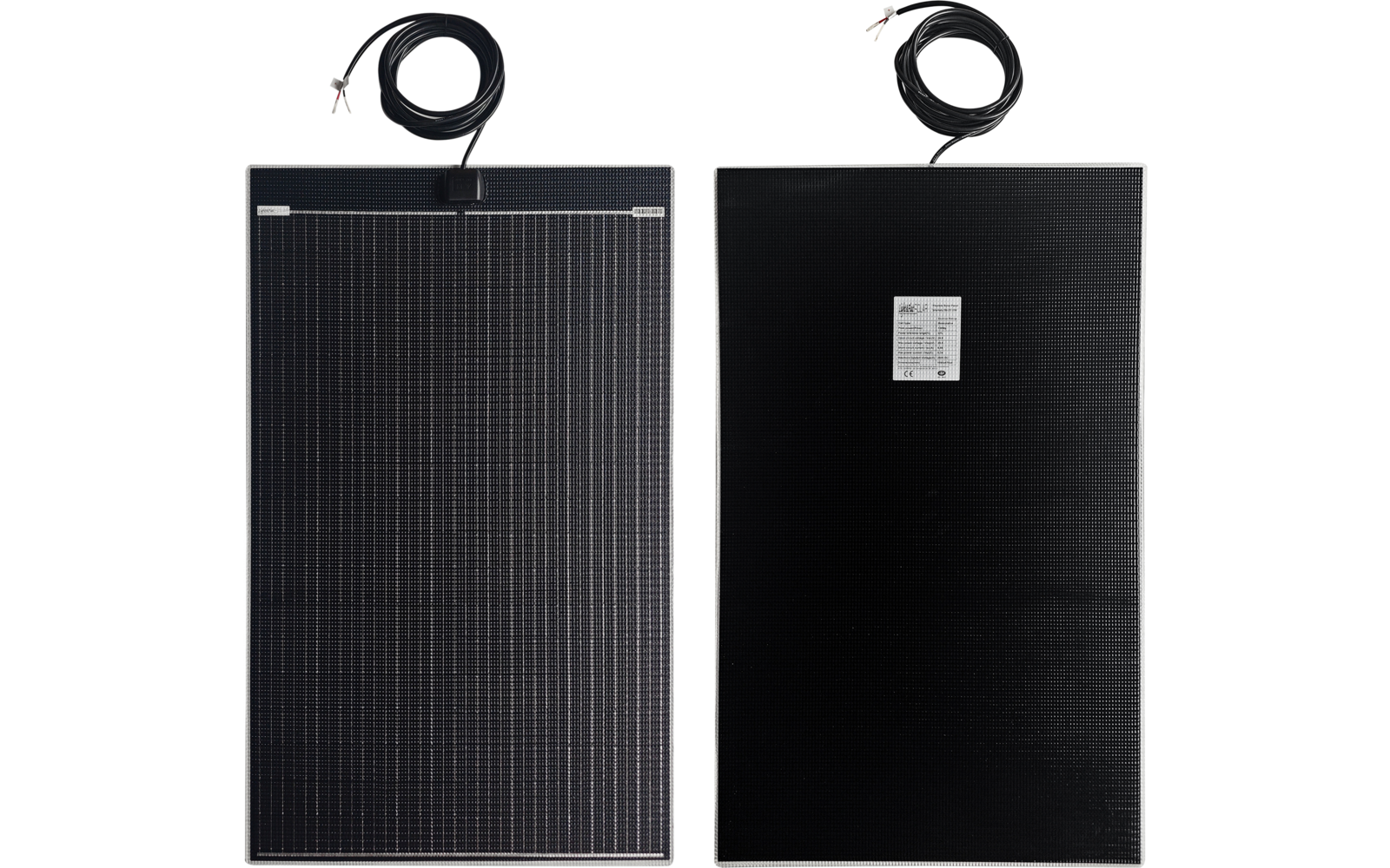 Deux panneaux rectangulaires noirs côte à côte ; à gauche face avant avec réseau de cellules et cadre métallique, à droite face arrière avec étiquette ; en haut de chaque panneau un câble noir avec connecteur