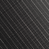 Gros plan d'un motif en losanges diagonaux formé de lignes fines et brillantes qui se croisent en noir et gris