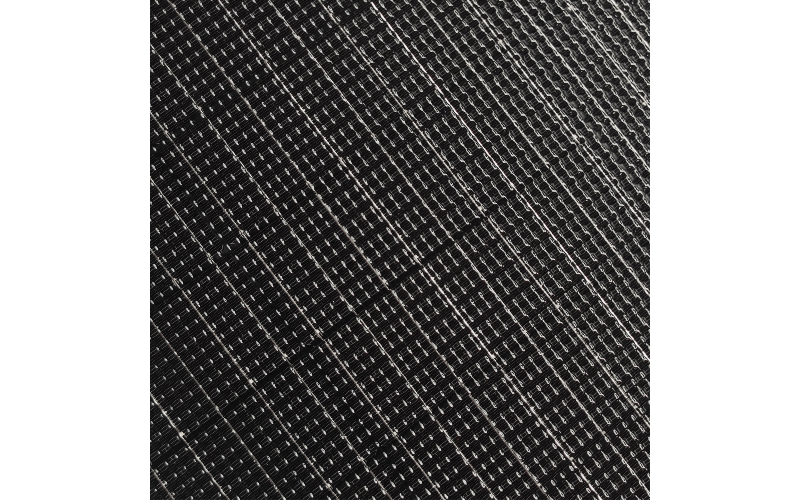 Gros plan d'un motif en losanges diagonaux formé de lignes fines et brillantes qui se croisent en noir et gris