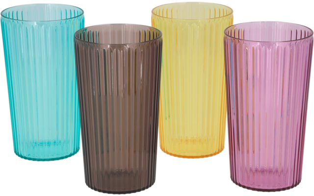 Vier farbige, gerippte Plastikbecher in Blau, Braun, Gelb und Pink
