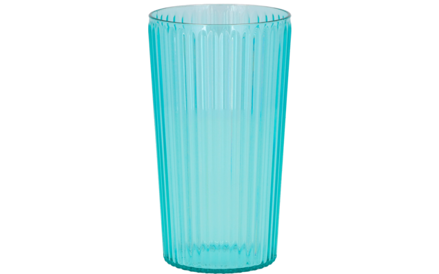 Ein durchsichtiges blaues Trinkglas mit vertikalen Rillen