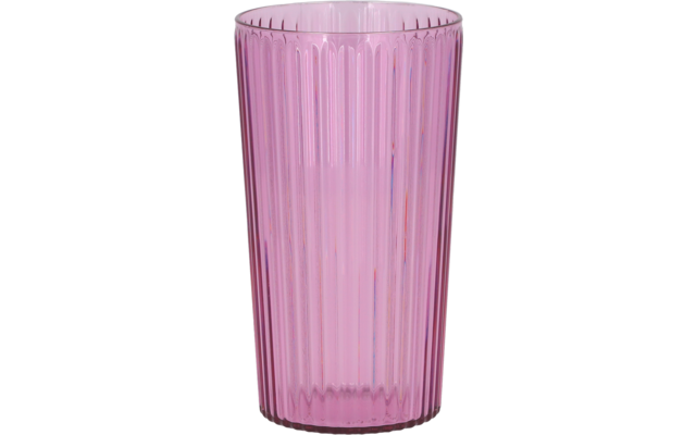 Ein durchscheinendes rosa Trinkglas mit senkrechten Rillen