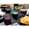 Gläser mit Getränken, Teller mit Pommes und Sushi im Hintergrund